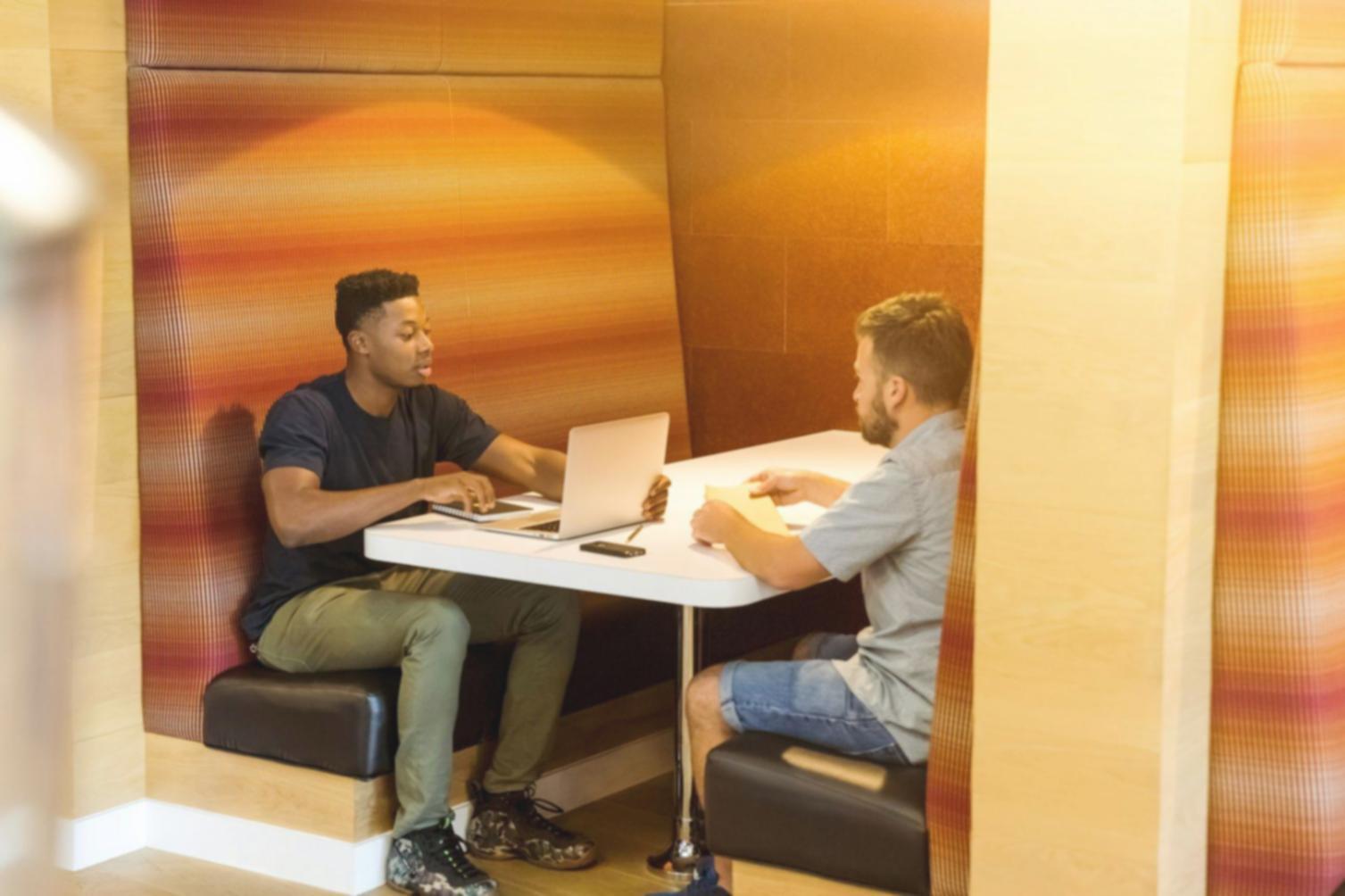 Sesión práctica de análisis financiero con documentos empresariales