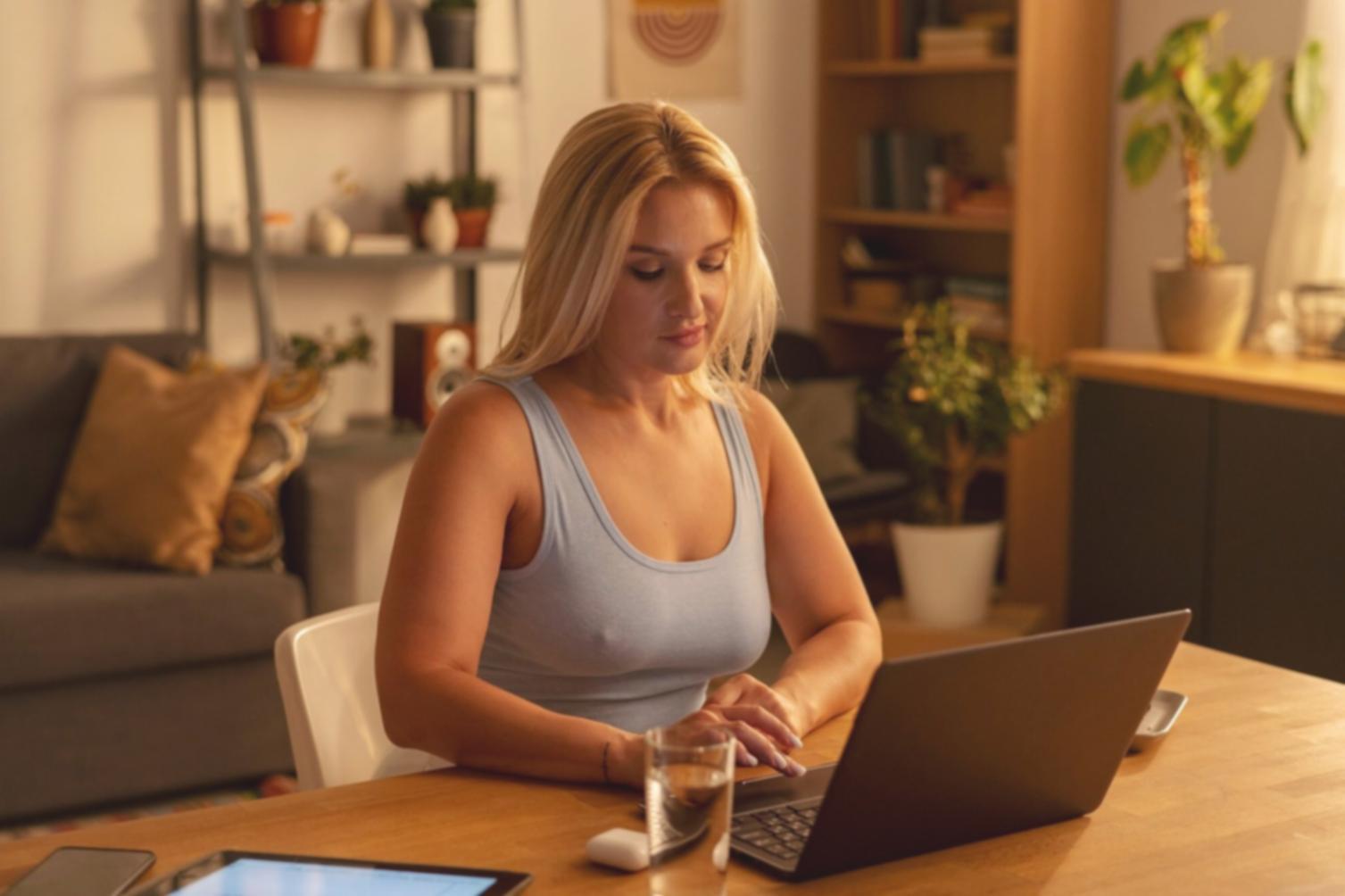 Estudiante trabajando con datos financieros en hojas de cálculo