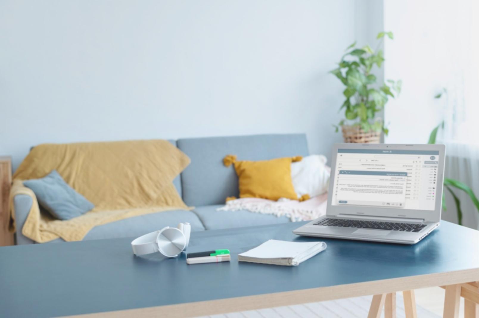 Análisis financiero de empresas en pantalla con gráficos comparativos