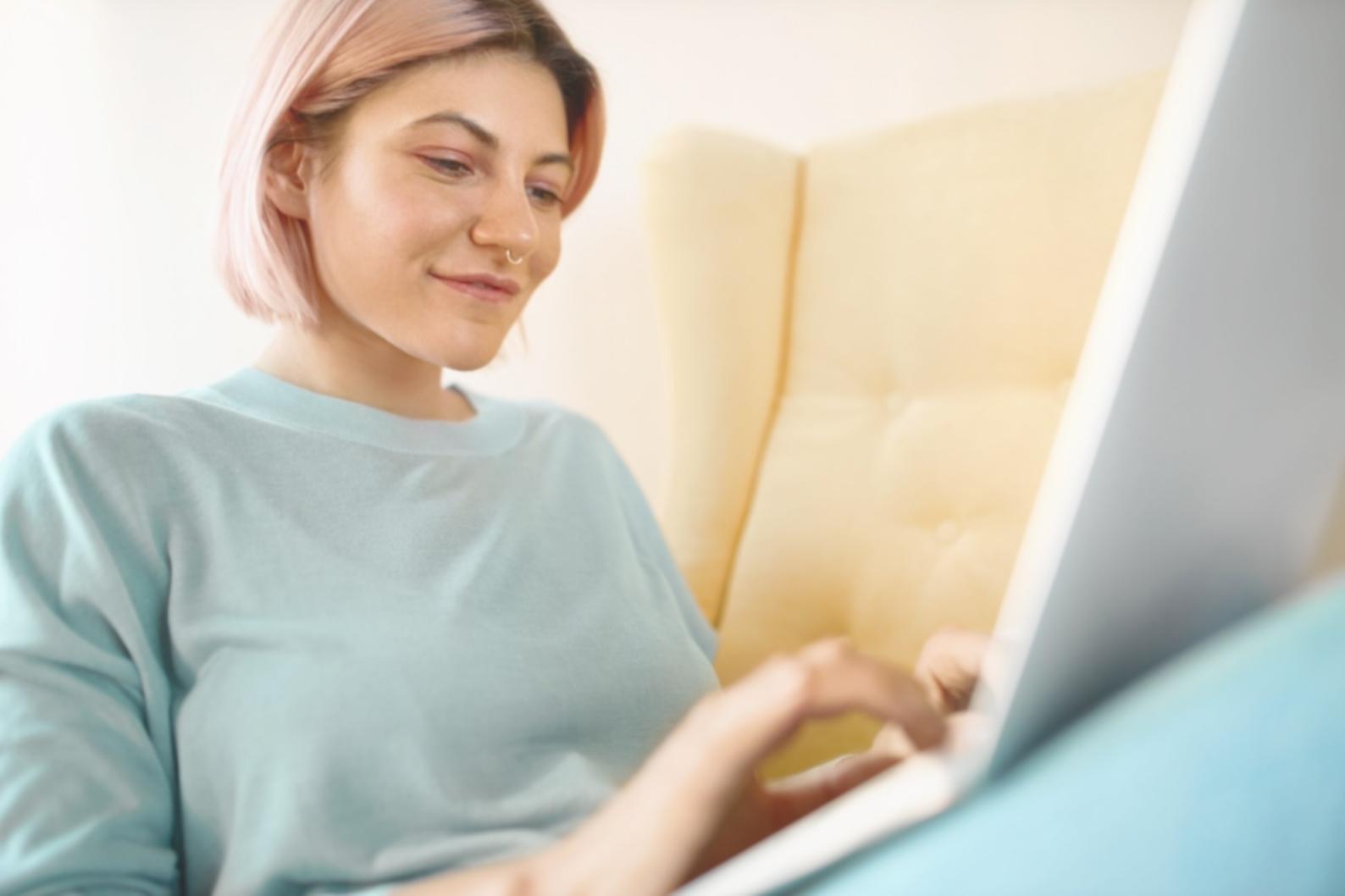 Materiales de análisis financiero organizados sobre mesa de trabajo